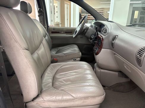 Used 2000 Chrysler Town & Country Limited image 27
