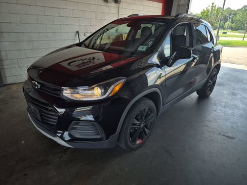 Used 2020 Chevrolet Trax LT w/ Sun & Sound Package AWD/4WD image 2