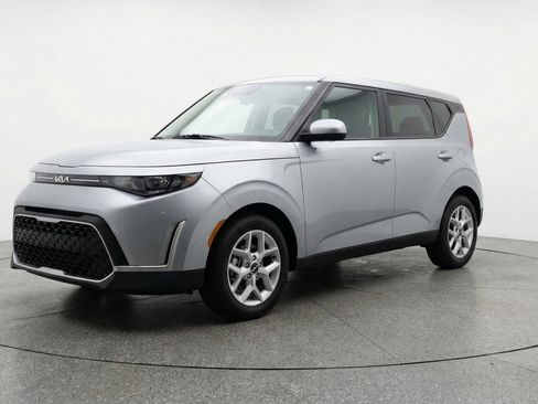 Used 2025 Kia Soul LX w/ LX Technology Package FWD image 3