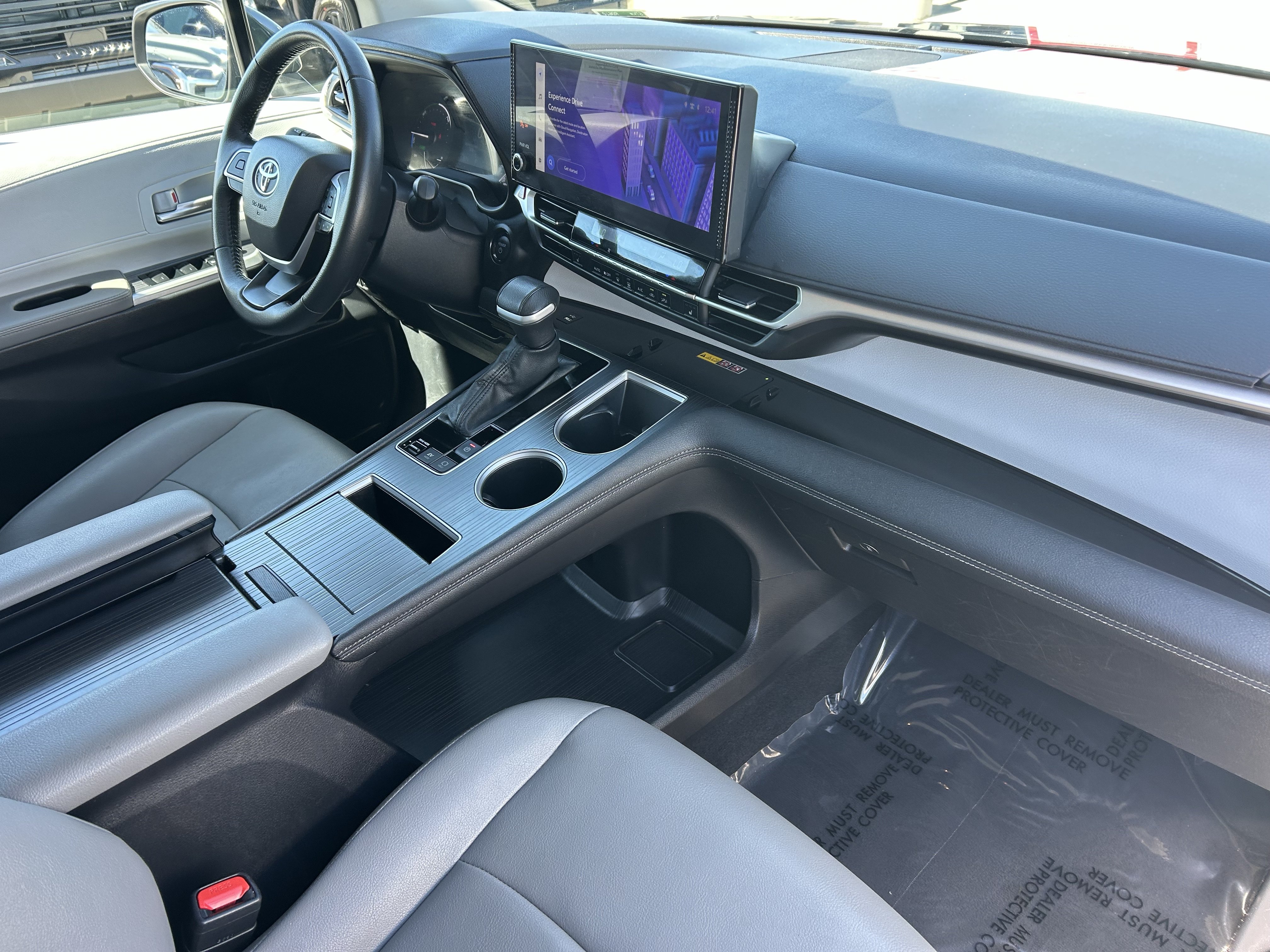 Certified 2025 Toyota Sienna XLE FWD image 9