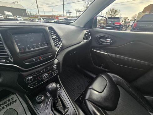 Used 2019 Jeep Cherokee Latitude Plus w/ Comfort/Convenience Group image 11