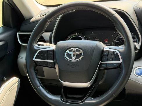 Used 2021 Toyota Highlander XLE FWD image 14