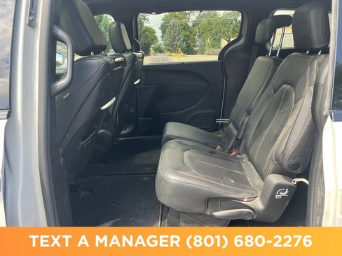 Used 2019 Chrysler Pacifica Touring-L FWD image 14