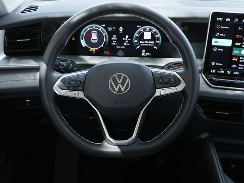 Certified 2025 Volkswagen Tiguan SE FWD image 24