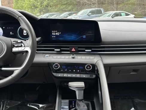 Used 2025 Hyundai Elantra SEL image 28