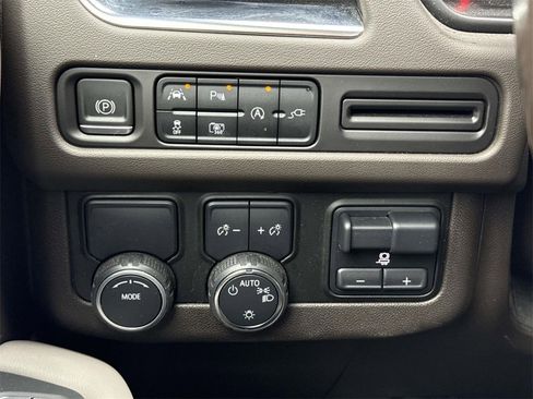 Used 2022 Chevrolet Suburban LT w/ LT Signature Package image 29