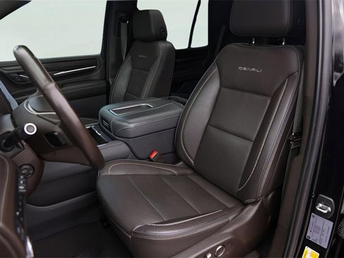 Used 2021 GMC Yukon Denali w/ Denali Premium Package image 10