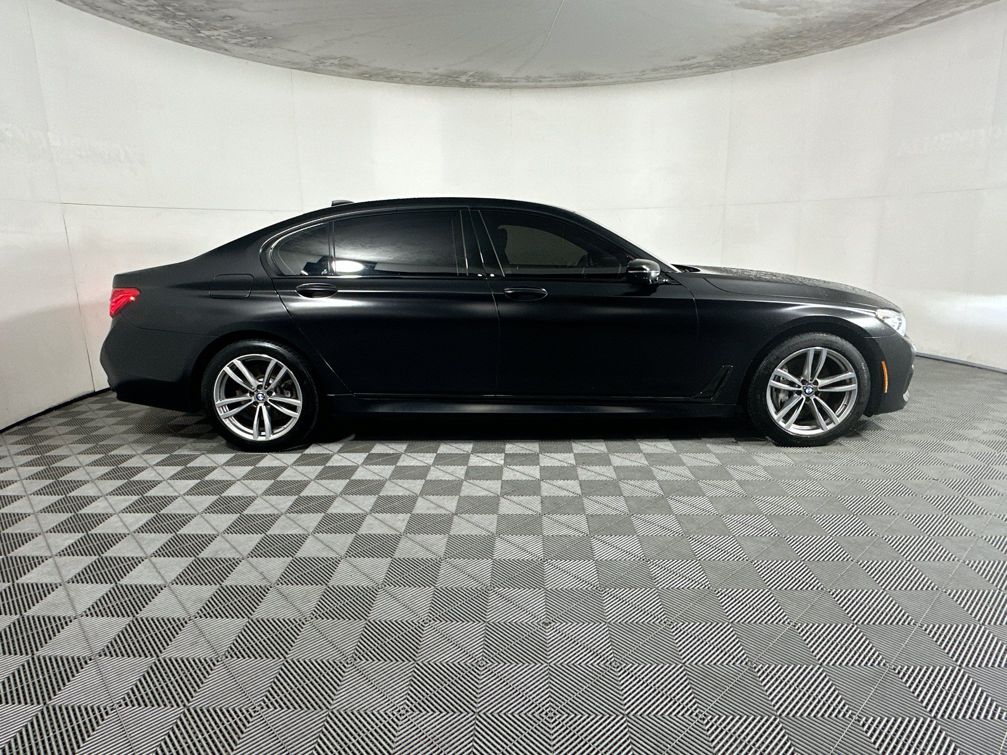 Used 2018 BMW 740i xDrive AWD/4WD image 2
