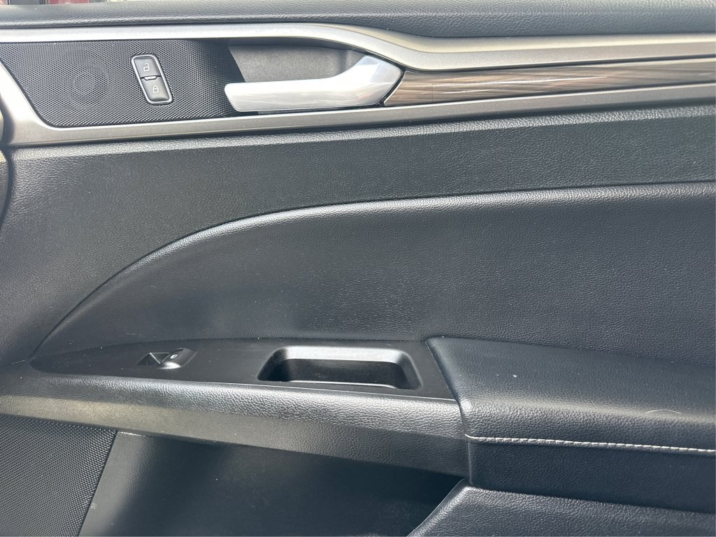 Used 2017 Ford Fusion SE w/ Fusion SE Technology Package FWD image 29