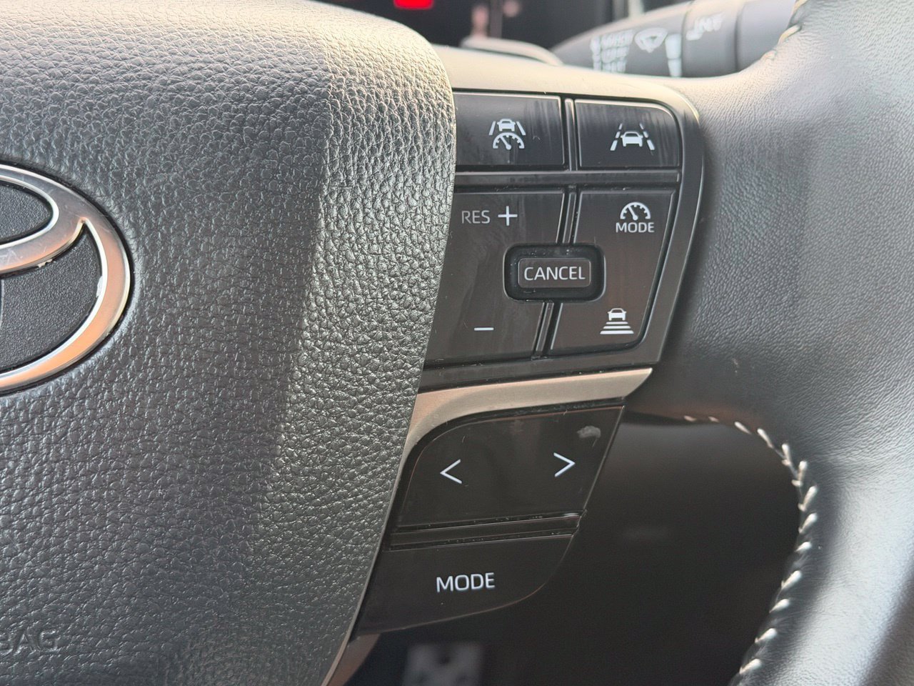Used 2025 Toyota Camry SE w/ Convenience Package FWD image 17