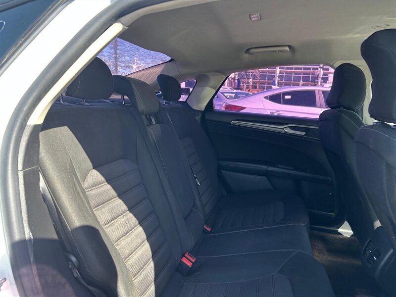 Used 2019 Ford Fusion SE FWD image 29
