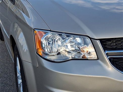 Used 2016 Dodge Grand Caravan SXT image 9