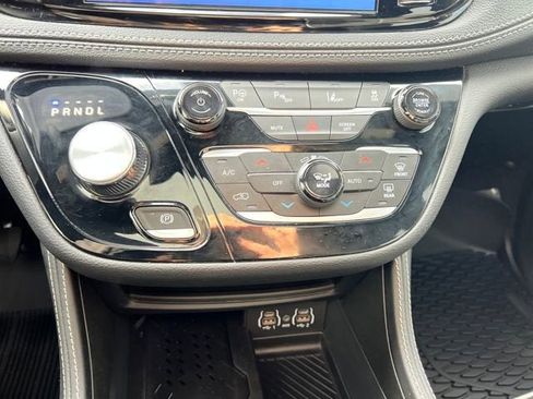 Used 2025 Chrysler Pacifica Premium image 13