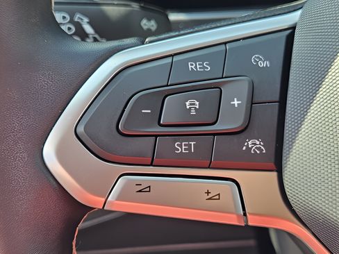 Used 2023 Volkswagen Tiguan SE w/ Panoramic Sunroof Package FWD image 25