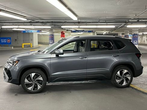 New 2025 Volkswagen Taos SE image 31