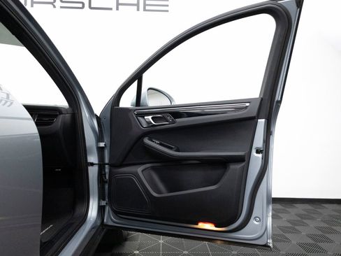 Certified 2025 Porsche Macan AWD/4WD image 31