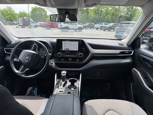 Certified 2024 Toyota Highlander LE AWD/4WD image 17