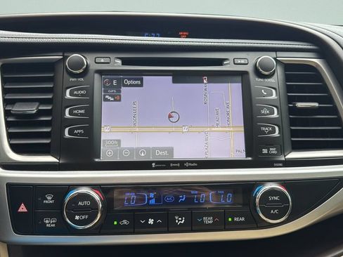 Used 2019 Toyota Highlander XLE FWD image 18