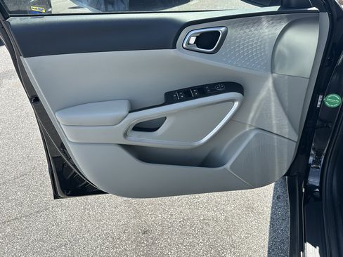 Used 2025 Kia Soul LX FWD image 10