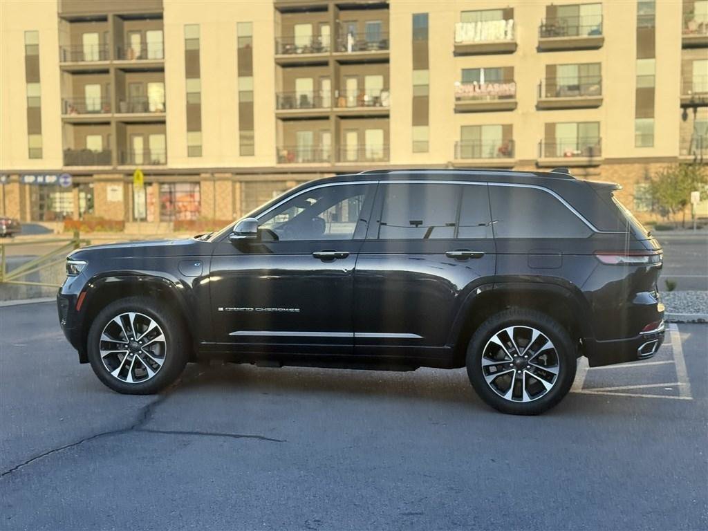 Used 2023 Jeep Grand Cherokee Overland AWD/4WD image 4