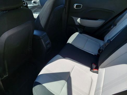 Used 2025 Hyundai Venue SEL FWD image 16