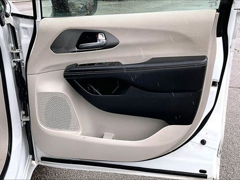 Used 2023 Chrysler Pacifica Touring-L image 21