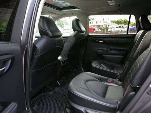 Used 2021 Toyota Highlander XLE image 13