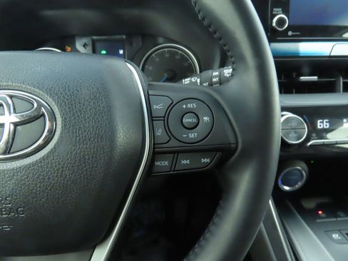 Used 2021 Toyota Venza LE image 12