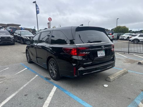 Used 2025 Honda Odyssey Touring image 4