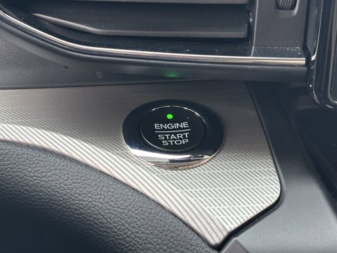 Used 2020 Ford Explorer XLT w/ Equipment Group 202A image 5