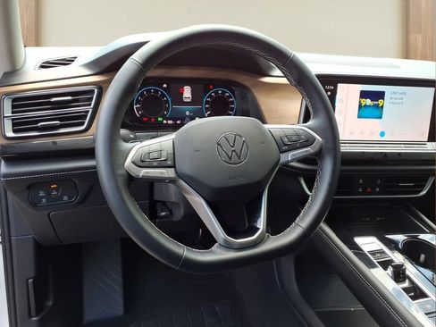 Used 2025 Volkswagen Atlas SE FWD image 3