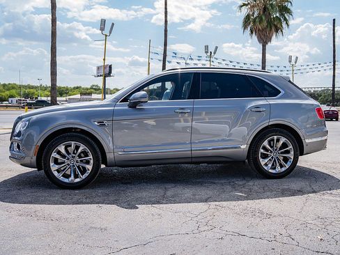 Used 2017 Bentley Bentayga image 8