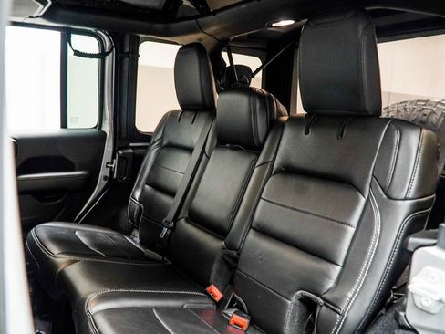 Used 2019 Jeep Wrangler Unlimited Sahara image 37