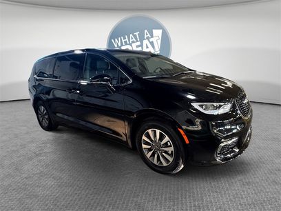 Used 2025 Chrysler Pacifica Select w/ Uconnect Theater Family Group