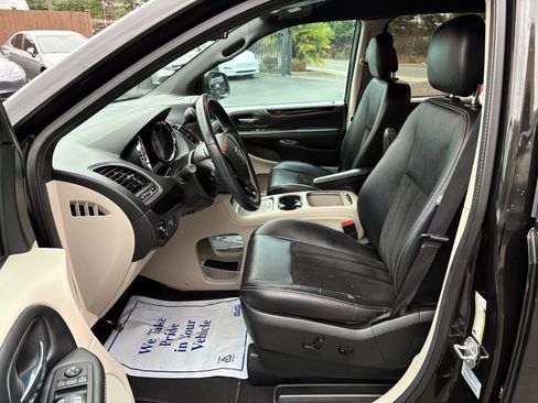 Used 2017 Dodge Grand Caravan SXT image 9