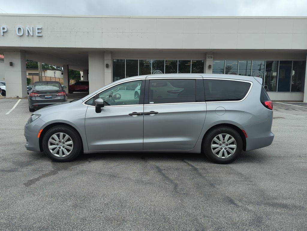 Used 2018 Chrysler Pacifica L FWD image 3