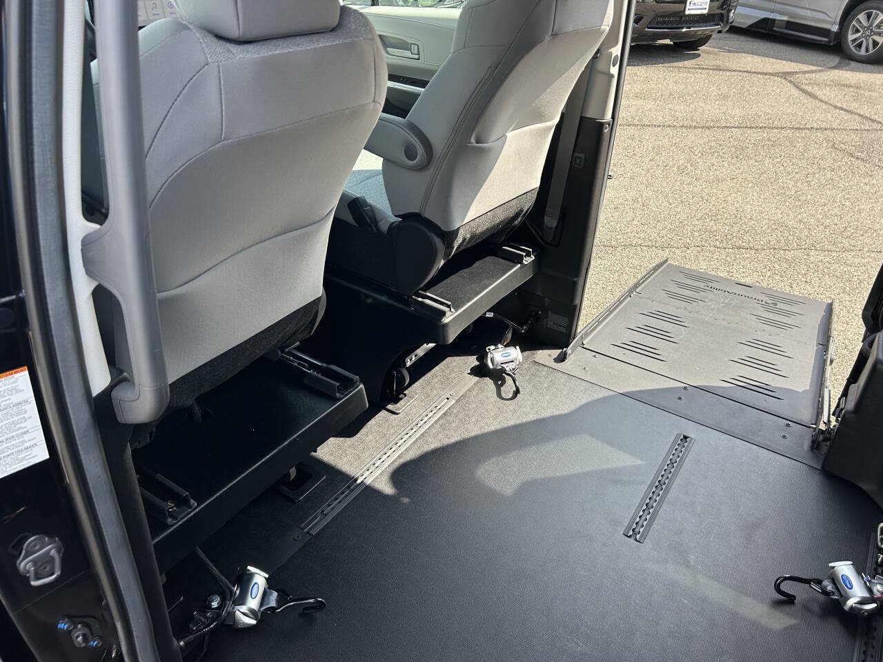 Used 2024 Toyota Sienna LE FWD image 25
