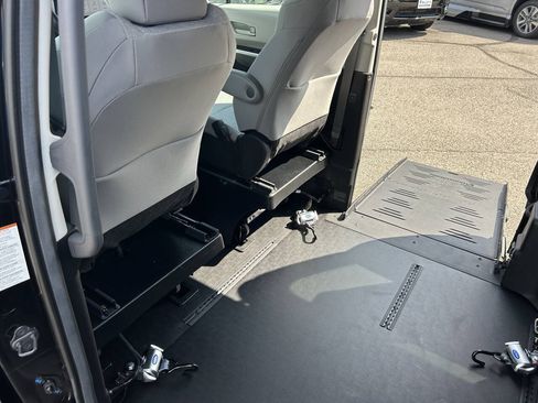 Used 2024 Toyota Sienna LE FWD image 25