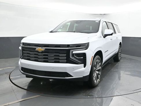 New 2026 Chevrolet Suburban High Country image 3