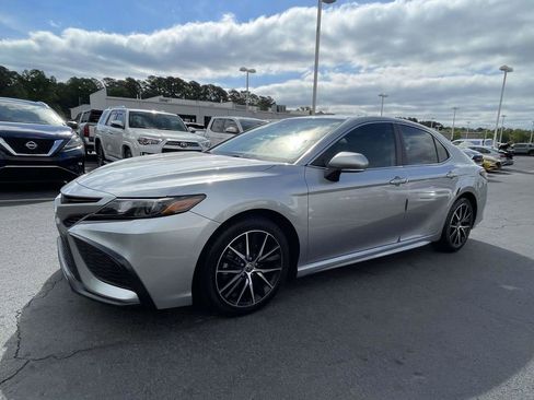 Used 2022 Toyota Camry SE FWD image 4