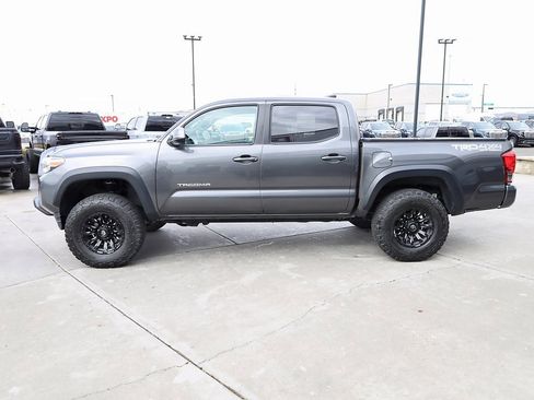Used 2017 Toyota Tacoma TRD Off-Road image 3