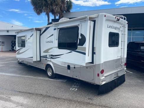 Used 2011 Ford E-450 and Econoline 450 Super Duty w/ Motorhome Prep Pkg RWD image 4