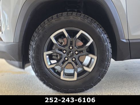 Used 2025 Chevrolet Equinox ACTIV w/ Safety and Technology Package FWD image 46