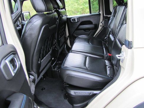 Used 2022 Jeep Wrangler Unlimited Rubicon 4xe w/ Cold Weather Group AWD/4WD image 18