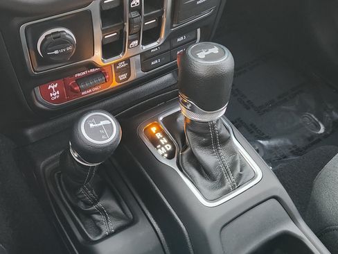 Used 2024 Jeep Wrangler Unlimited Rubicon AWD/4WD image 15