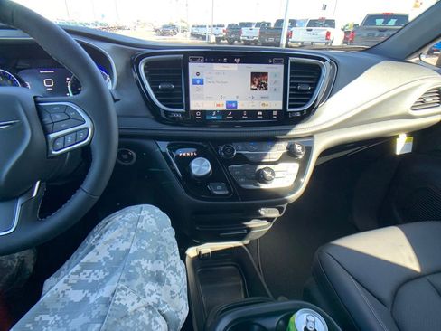 New 2026 Chrysler Pacifica Select AWD/4WD image 17