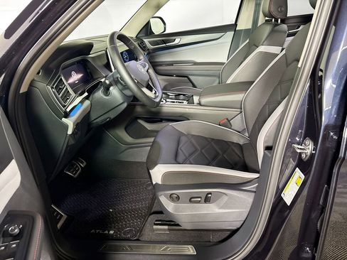 Certified 2025 Volkswagen Atlas Peak Edition SE AWD/4WD image 11