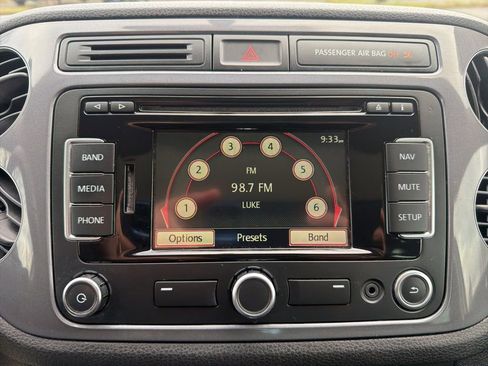 Used 2012 Volkswagen Tiguan SE image 37