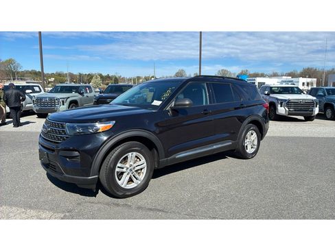 Used 2023 Ford Explorer XLT image 3
