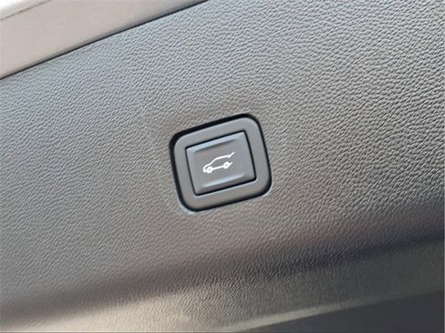 Used 2023 Chevrolet Traverse High Country image 35